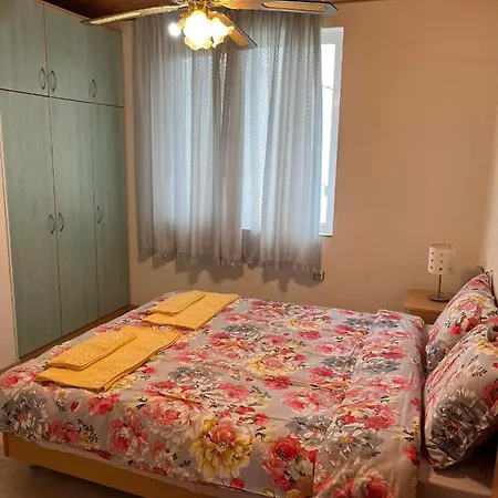 Приятна Къща Включваща Басейн И Барбекю Holiday home
